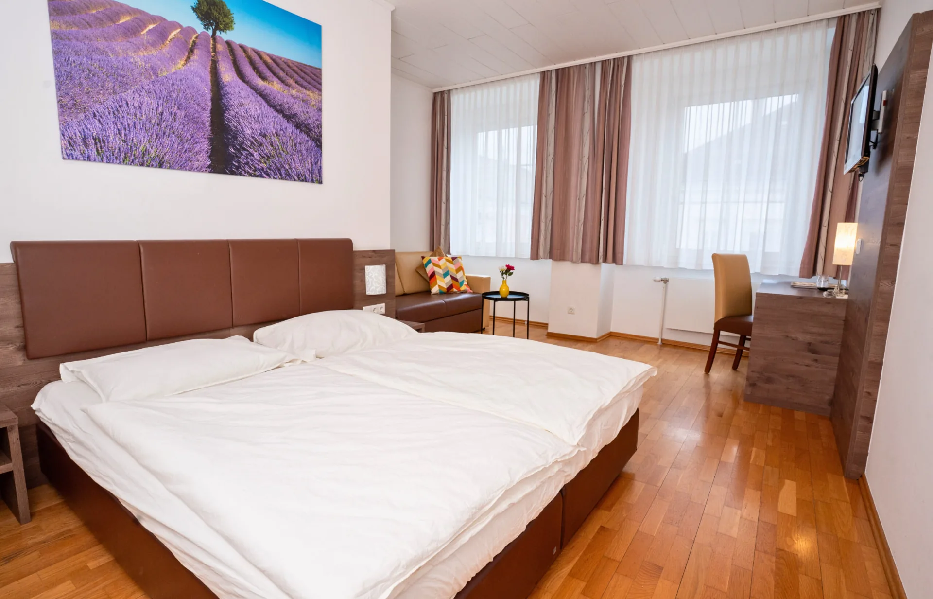 Helles Doppelzimmer im Lemon Living am Marktplatz von Ottensheim